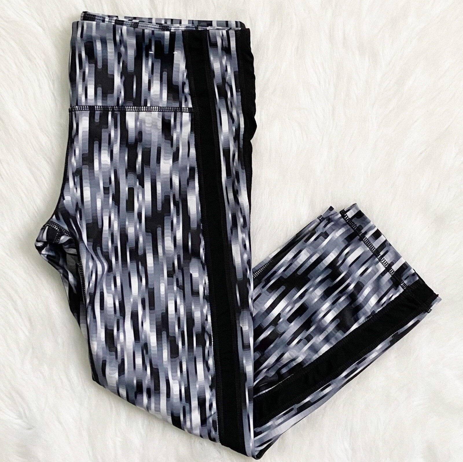 Leggings para mujer Gap Gapfit pantalón Capri para correr estampado blanco negro y malla pequeño-image