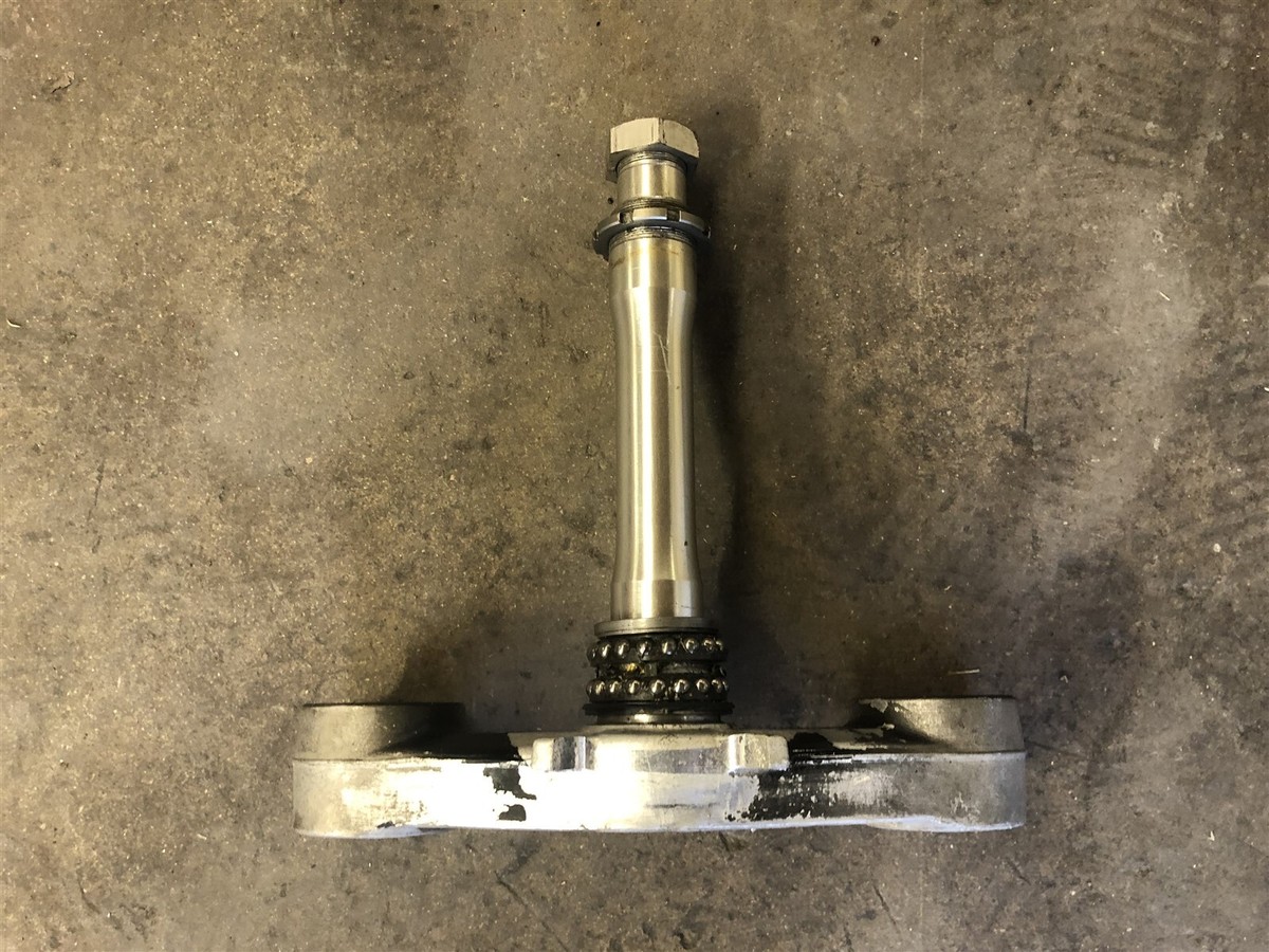 SHE6点 GT350 Cylinder Head RH Semi Finished | Accessories | Ford.com