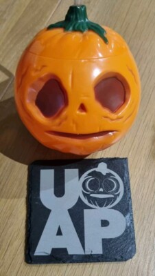 Universal Studios Lil Boo UOAP Gravur Schiefer Untersetzer. Halloween Horror Nächte 