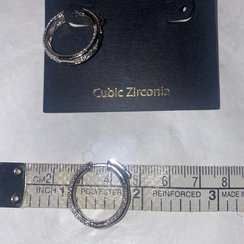 RACHEL ZOE 方晶锆石银色环状耳环弹簧闭合双面 — 第 3/4 张图片