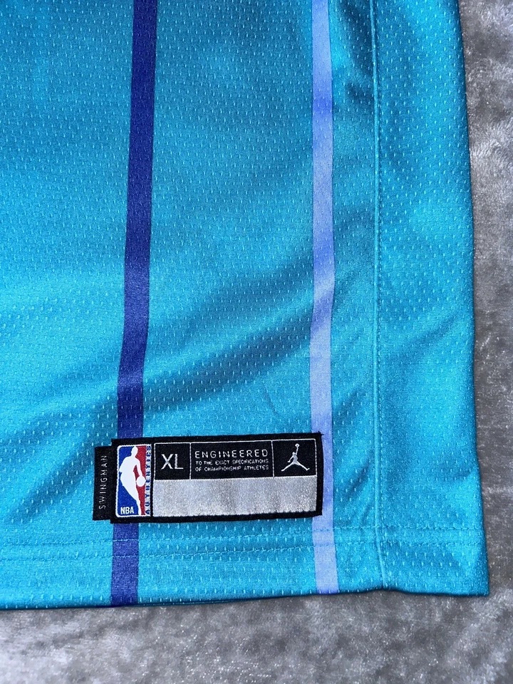 Camiseta deportiva firmada por Kemba Walker con autógrafo de los Charlotte Hornets NBA Boys XL Foto 3 de 4
