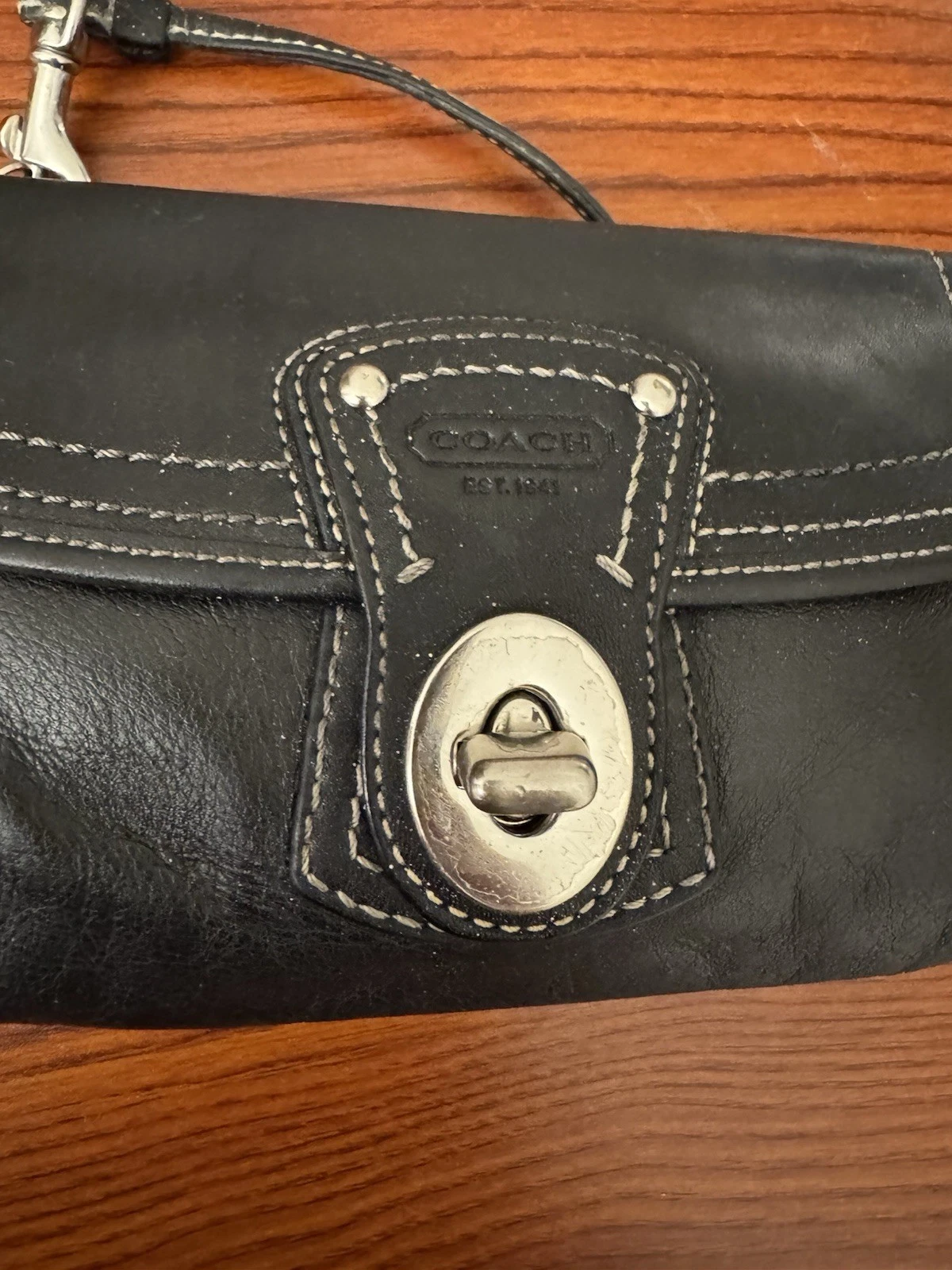 Autentico braccialetto COACH Legacy Capacity in pelle nera chiusura girevole tasca zip superiore