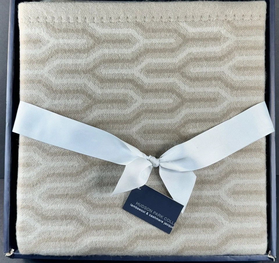 Patrón geométrico de lana de cordero y cachemir de la colección Hudson Park precio de venta sugerido por el fabricante $430 Foto 2 de 4