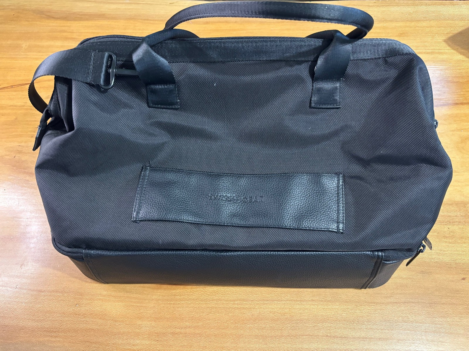 Swiss Gear Weekender Tote Bag Black Laptop Pocket Padded Bot