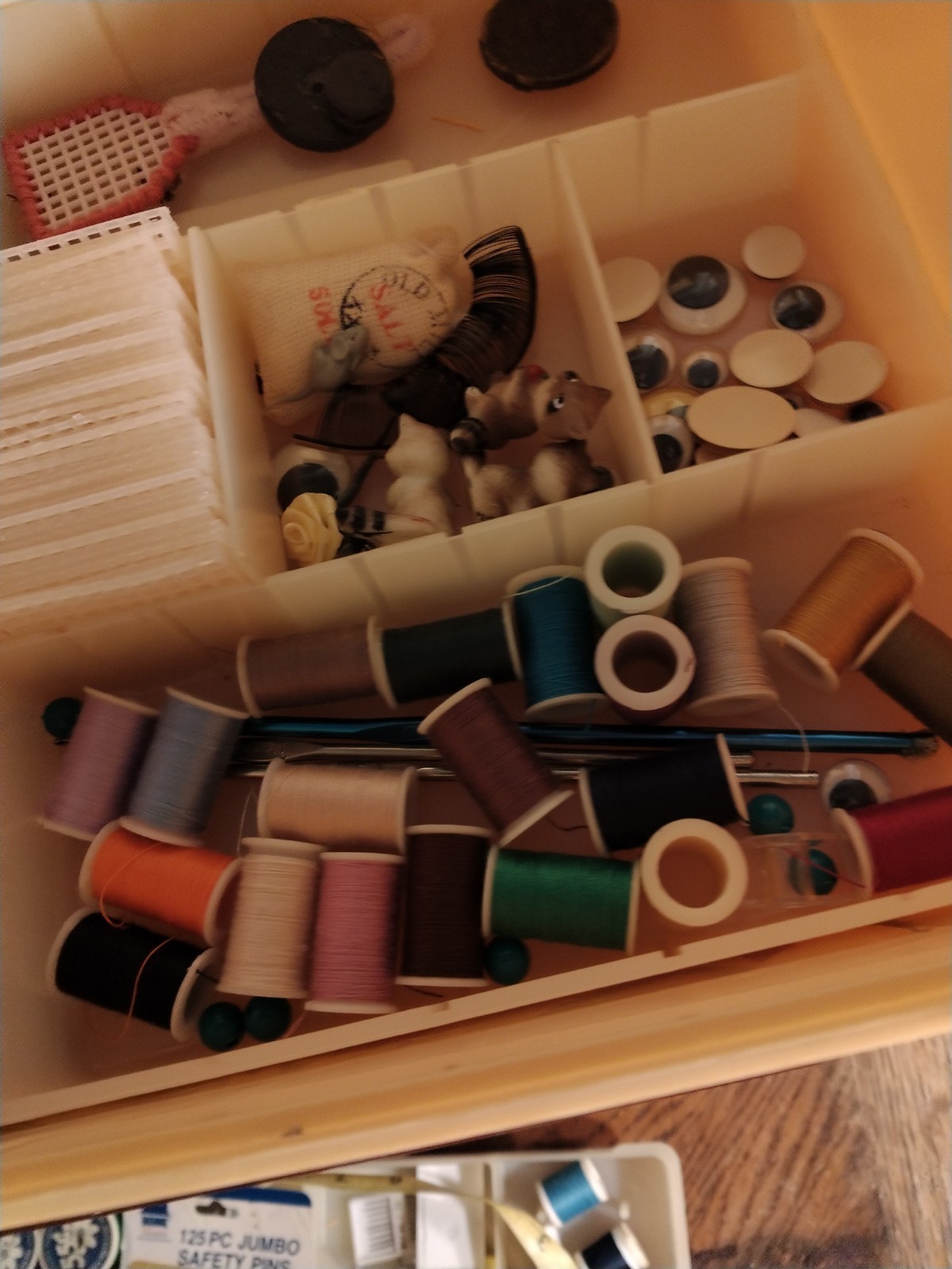 Wilson Wil-Hold  Lg. 14" x 9 x 8.5 "Sewing Box USA With 2 Trays & Accessories