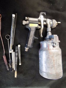 Cent. Pneumatic Spray gun with qrt. cannister, cleaning kit