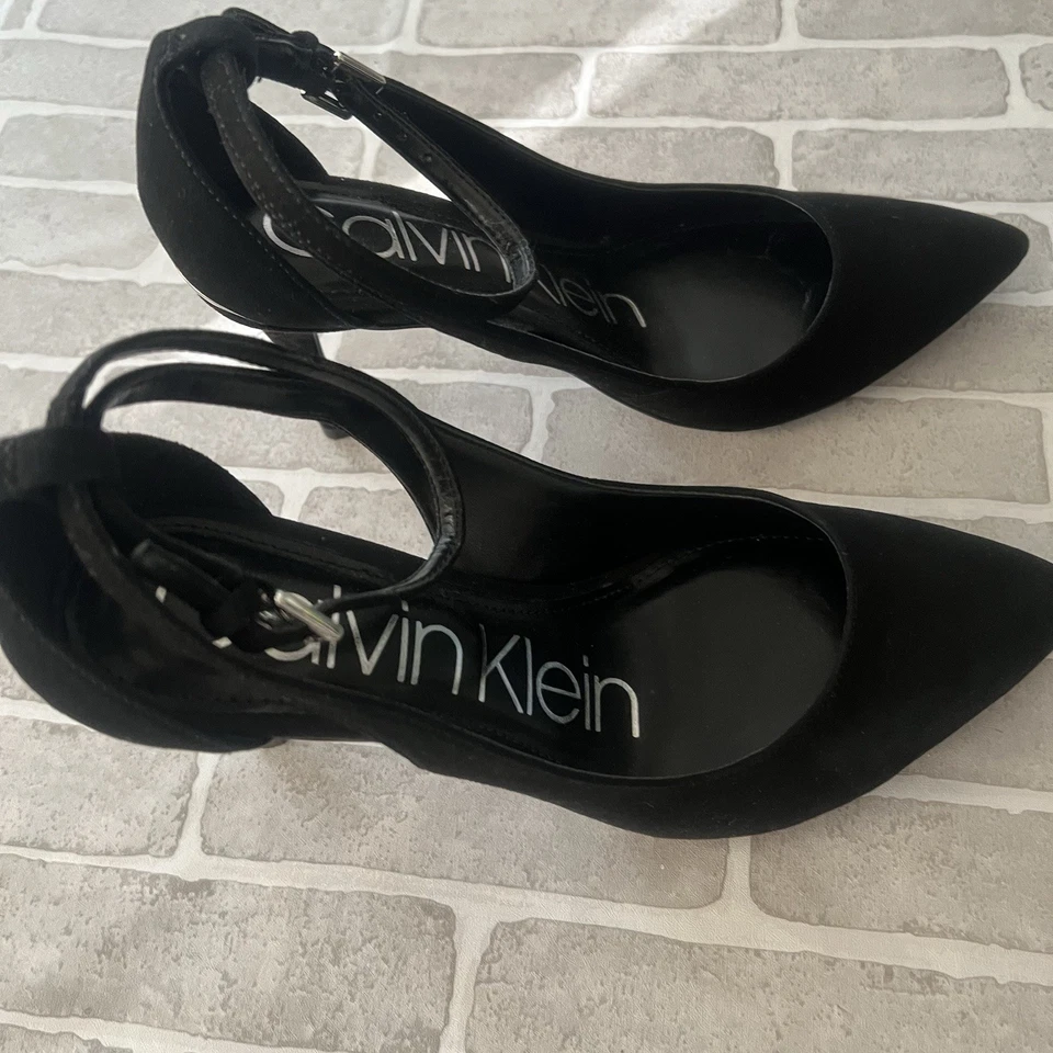 Corbata al tobillo Clavin Klein punta punta tacón alto terciopelo, negra, mujer talla 6 1/2 Foto 2 de 4