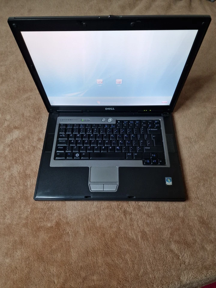 Dell Latitude D531 Laptop 15,4" AMD Sempron 3600+ 2GHz 120gb HDD 2gb Ram Power - Image 2 of 4