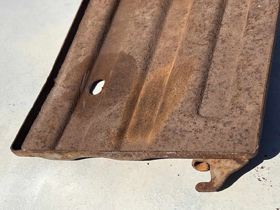 1957 CADILLAC BANDEJA DE BATERIA USADA ORIGINAL COM PARAFUSO DE AMARRAÇÃO 57. - Imagem 4 de 4