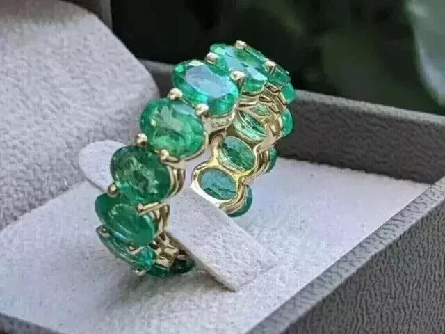 Anillo banda de eternidad esmeralda verde creado en laboratorio corte ovalado de 5 quilates enchapado en oro amarillo de 14 quilates Foto 3 de 4