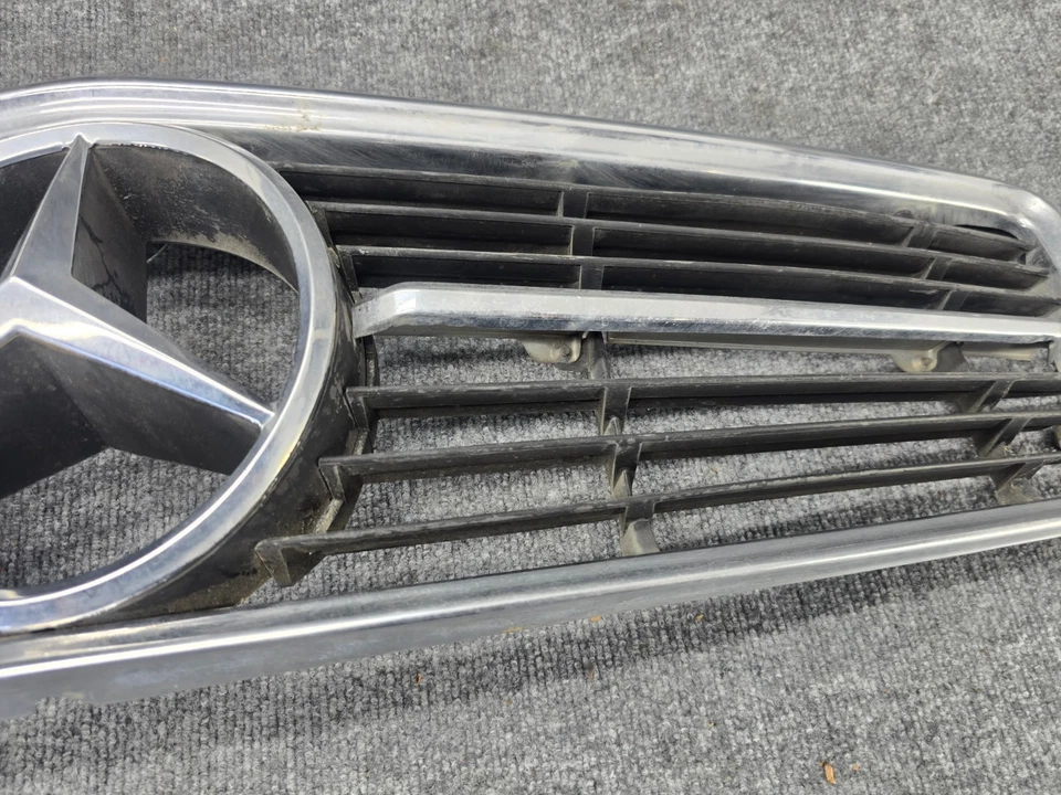CONJUNTO REJILLA PARACHOQUES DELANTERO MERCEDES R107 380SL 450SL 560SL OEM Foto 3 de 4