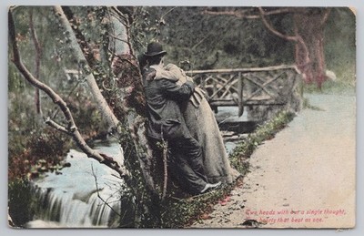 Romantik Paar umarmt Strom getönt zwei Herzen Zitat 1906 Valentinstag Postkarte