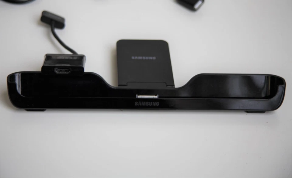 Samsung Galaxy Tab 10.1, Samsung soporte de carga/datos con salida HDMI, teclado BT Foto 4 de 4