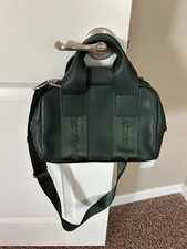 Borsa a tracolla Lacoste in pelle verde scuro, sportiva con ferramenta argento
