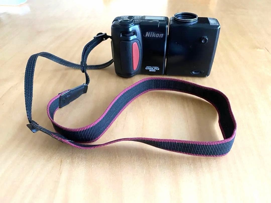 Nikon Coolpix 950 Compact Digital Camera with Monitor and