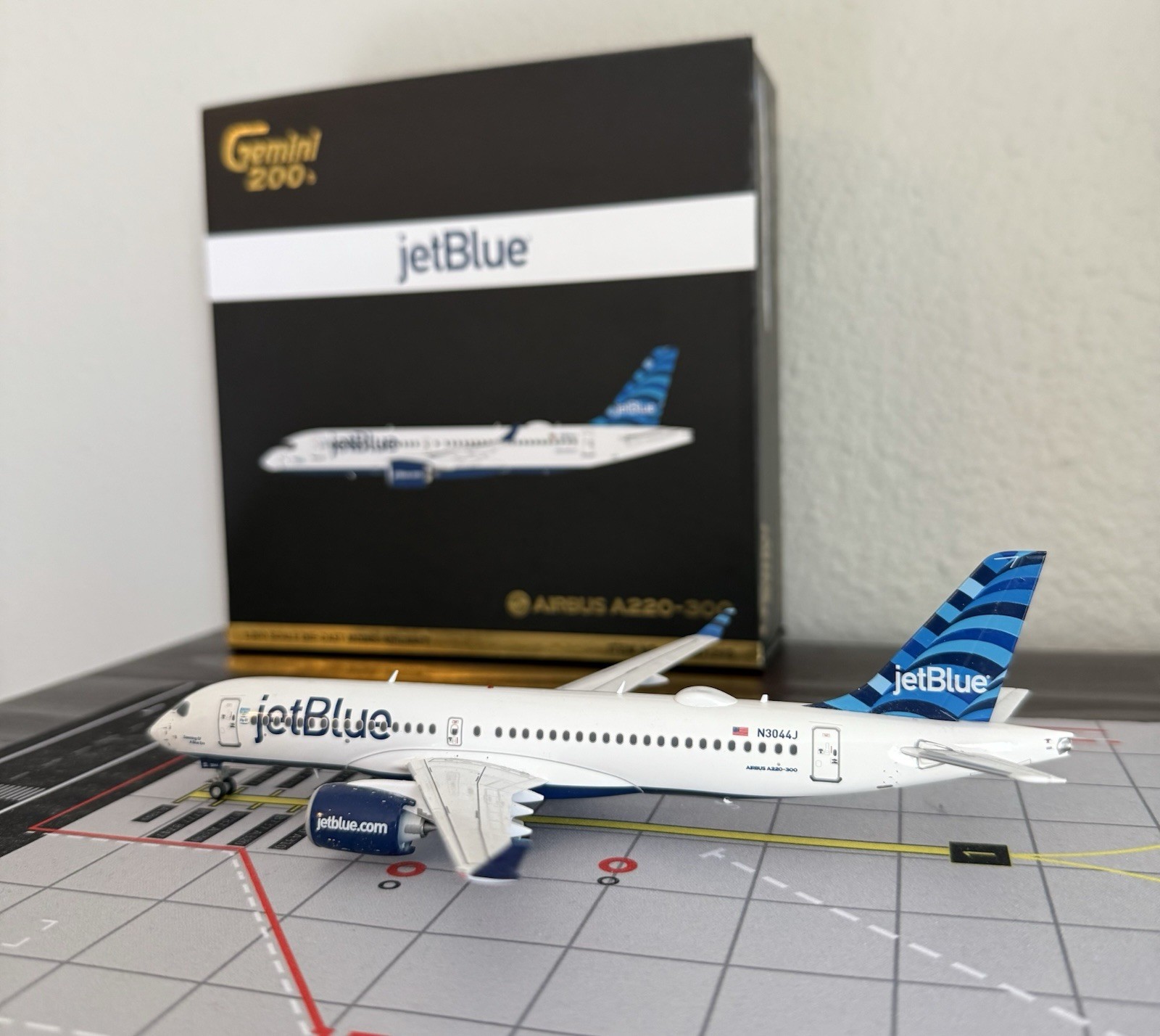 1:200 Gemini Jets JetBlue Airways Airbus A220-300 G2JBU1213 N3044J Diecast Model