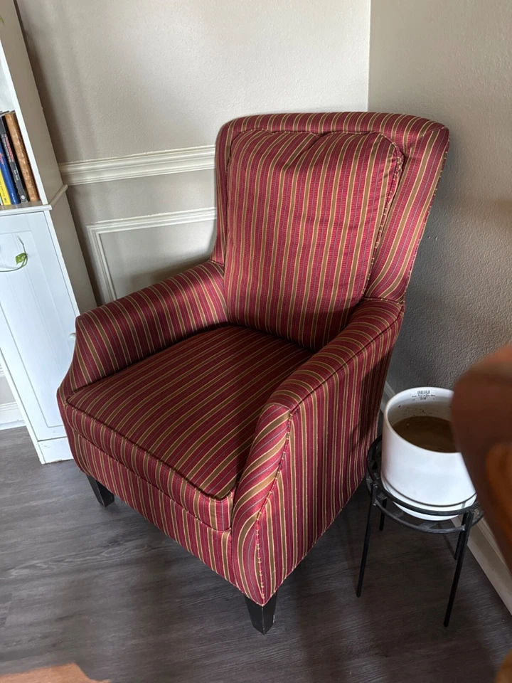 Dos sillas con respaldo de ala, apenas usadas Foto 3 de 3