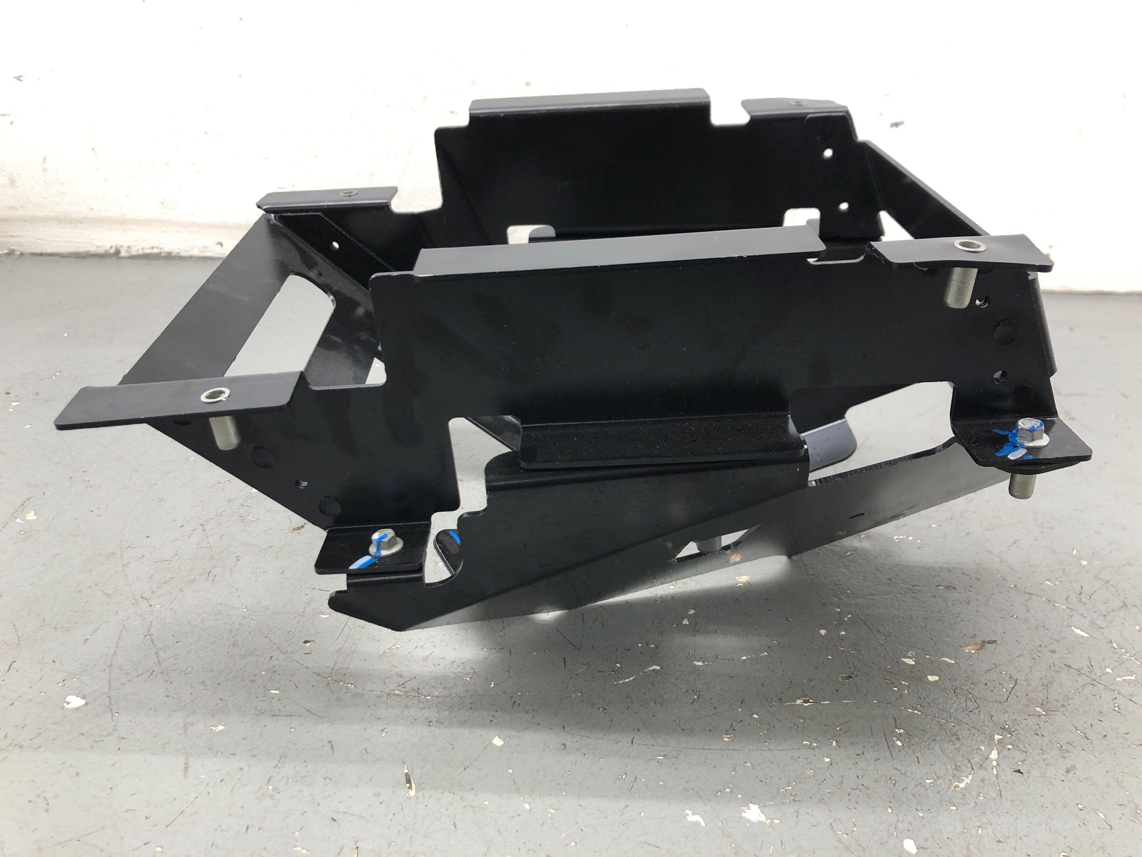 2020-2023 MCLAREN GT FRONT RIGHT FOOT REST OUTER BRACKET 11N0893CP OEM 2021 2022
