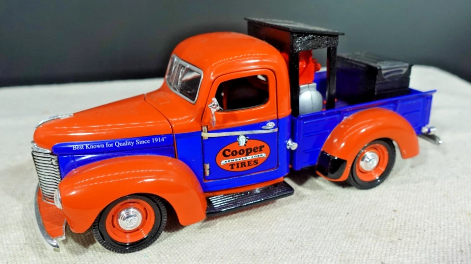 Camión de servicio de carretera Liberty Classics Cooper Tire 1947 International KB 1 1/24 Foto 3 de 4