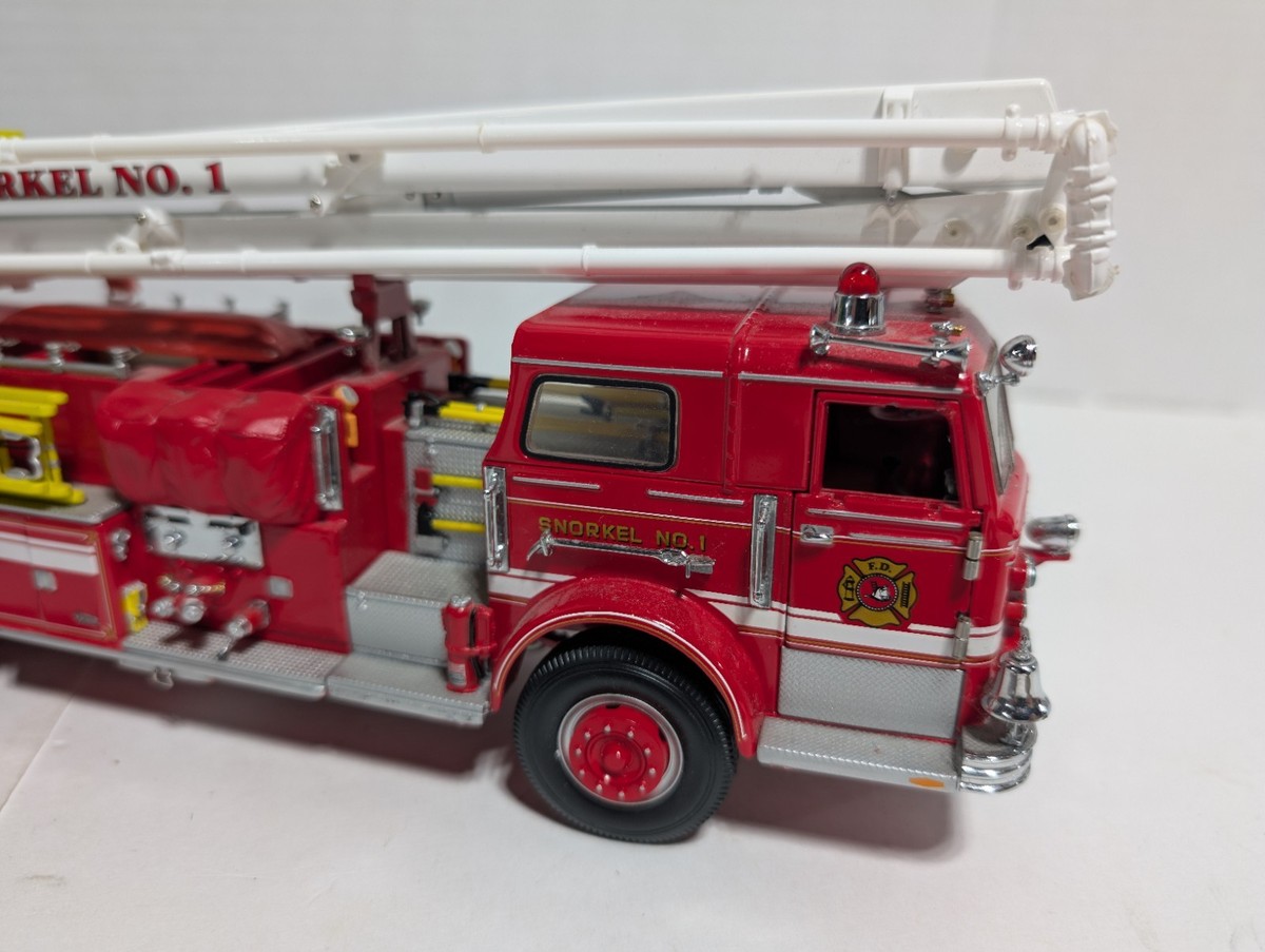 フランクリンミント スノーケルFIRE ENGINEやや難あり1:32箱ナシ。 FRANKLIN MINT PRECISION MODEL - PIERCE SNORKEL FIRE ENGINE