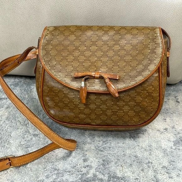 Borsa a tracolla Celine Macadam rivestita in tela marrone marrone marrone chiaro chiusura con patta fiocco