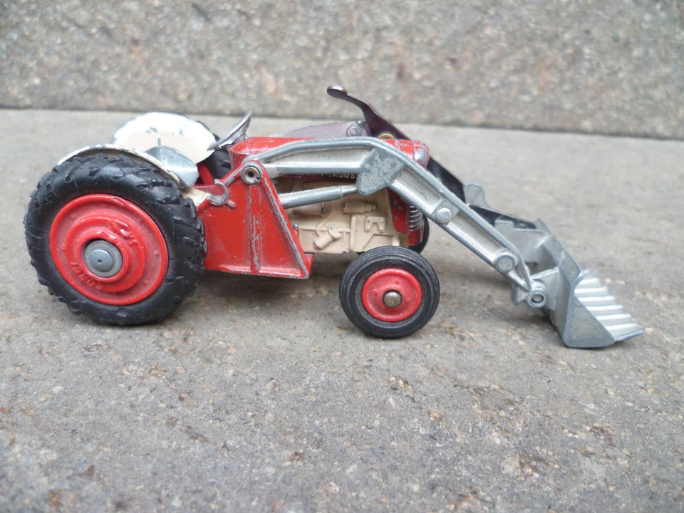 CORGI TOYS TRATTORE SCAVATORE - Immagine 2 di 4