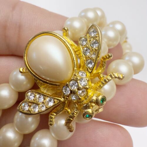 Brazalete de abeja vintage firmado por Joan Rivers de perlas de imitación triple hilo estrás - Imagen 4 de 9