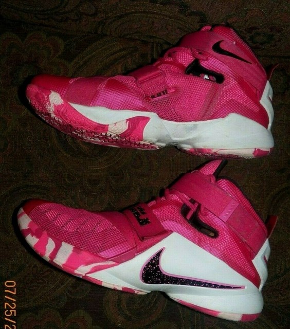 lebron breast cancer shoes