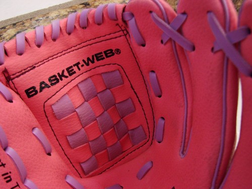 Rawlings Girls Pink 10 inch Mitt Baseball RTB10 RHT - Picture 2 of 5