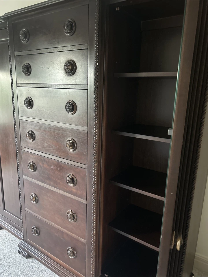 Pecho de caballero Bernhardt  Foto 3 de 4