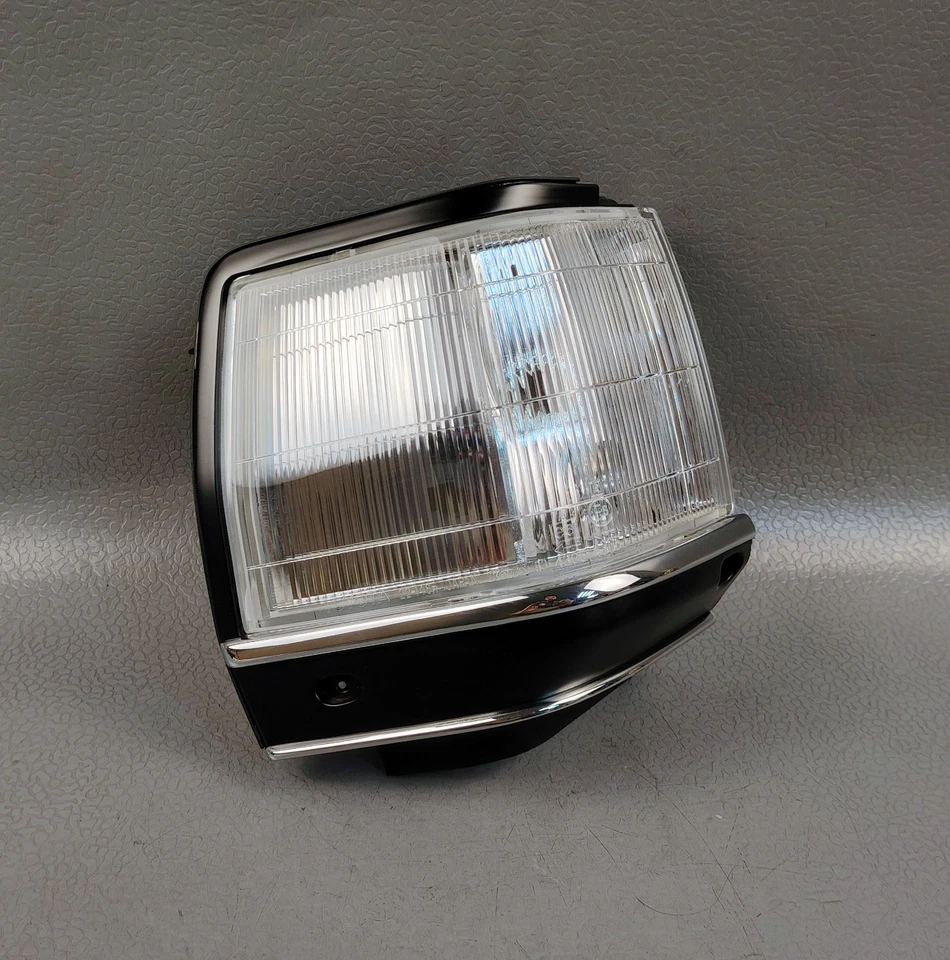 TOYOTA CRESSIDA GX71 1988 RIGH HAND TURN SIGNAL ASEEMBLY OEM JDM NEW 81611 22130 - Image 4 of 4