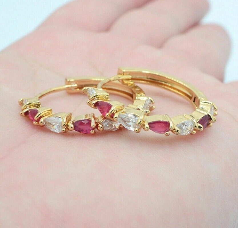 Aretes tipo argolla para mujer con rubí rosa simulado corte pera de 2 quilates enchapados en oro amarillo de 14 k Foto 3 de 4