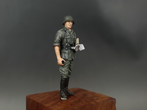 1/35 Built Painted WWII German 2nd SS Das Reich Div. Kursk 1943 Officer C Figure - Picture 4 of 7