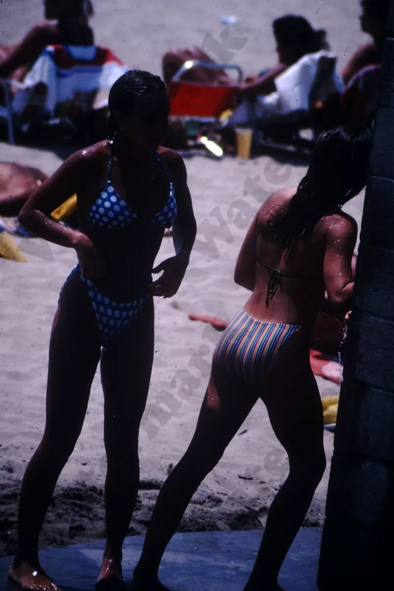 1982 beach scene voyeur girls in bikini fidanzata 800x1200 immagine hq 1982 beach scene voyeur girls in bikini