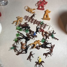 vintage Plastic 38 pieces Cowboy Indians And Horses fence post Roman Warrior v08