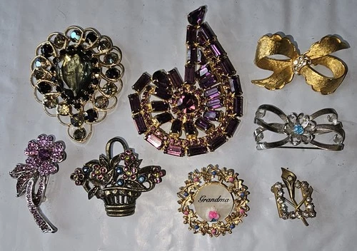 #84 Jewelry Lot, Grandma's  Brooch/ Pins Vintage To Modern Costume