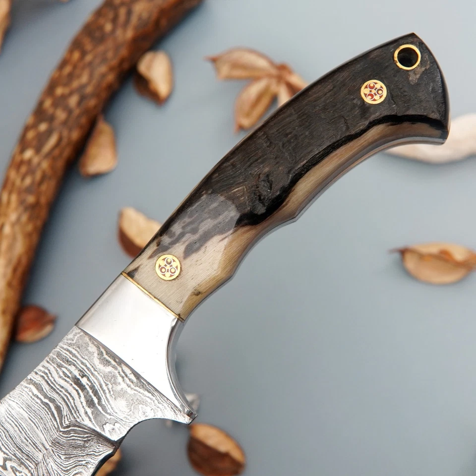 СДЕЛАННЫЙ НА ЗАКАЗ РУЧНОЙ РАБОТЫ ДАМАССКИЙ РОГОВЫЙ НОЖ, МОЗАИЧНАЯ БУЛАВКА И ПЕРВОКЛАССНЫЕ НОЖНЫ DH9 - Изображение 3 из 4