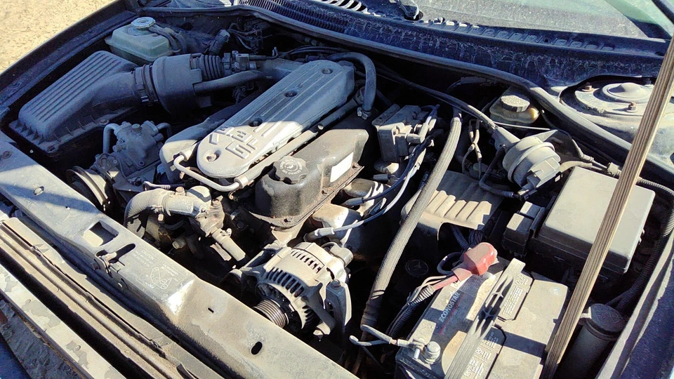 Intrepid Passenger 1993-1997 nudillo trasero derecho eje original con buje 4582592 Foto 2 de 4