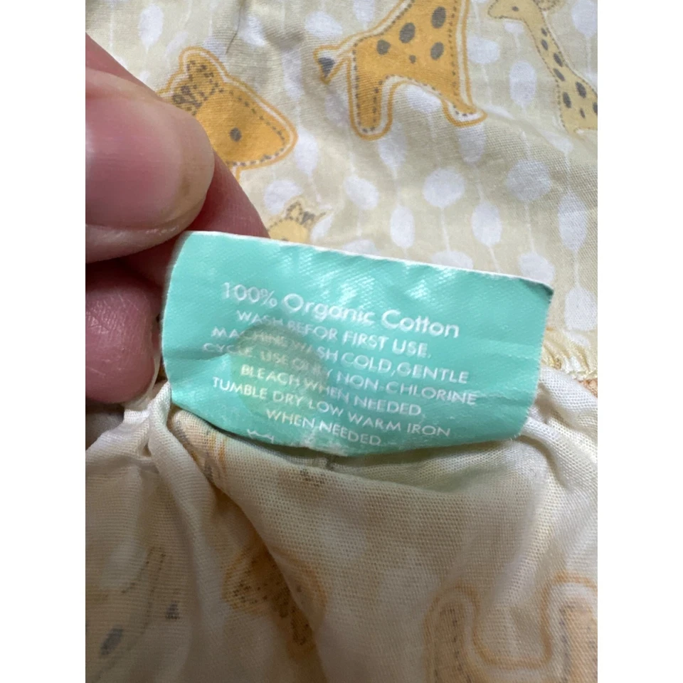 Sábana para cuna de bebé con estampado de jirafa de algodón orgánico Cuddles & Cribs Foto 4 de 4