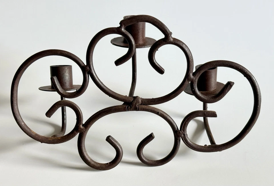 Aplique de pared de hierro forjado vintage - Portavelas de 3 cónicos - Diseño de pergamino rústico - Usado en excelente estado Foto 4 de 4