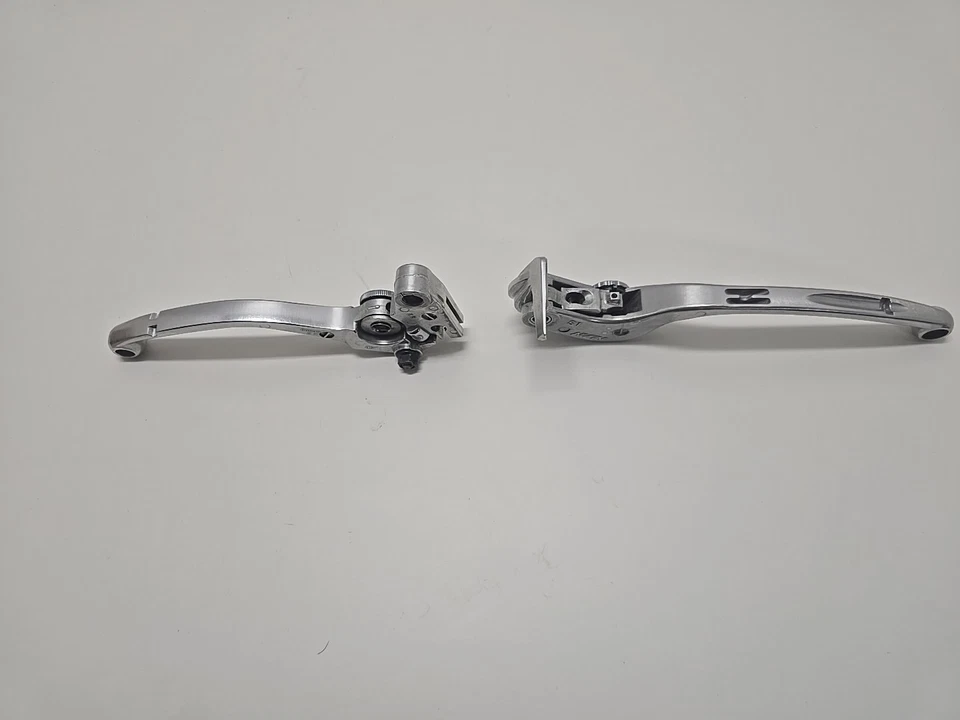 Palancas de freno y embrague delanteras Triumph Street Triple 675 R 2009-2012 OEM (par) Foto 3 de 4