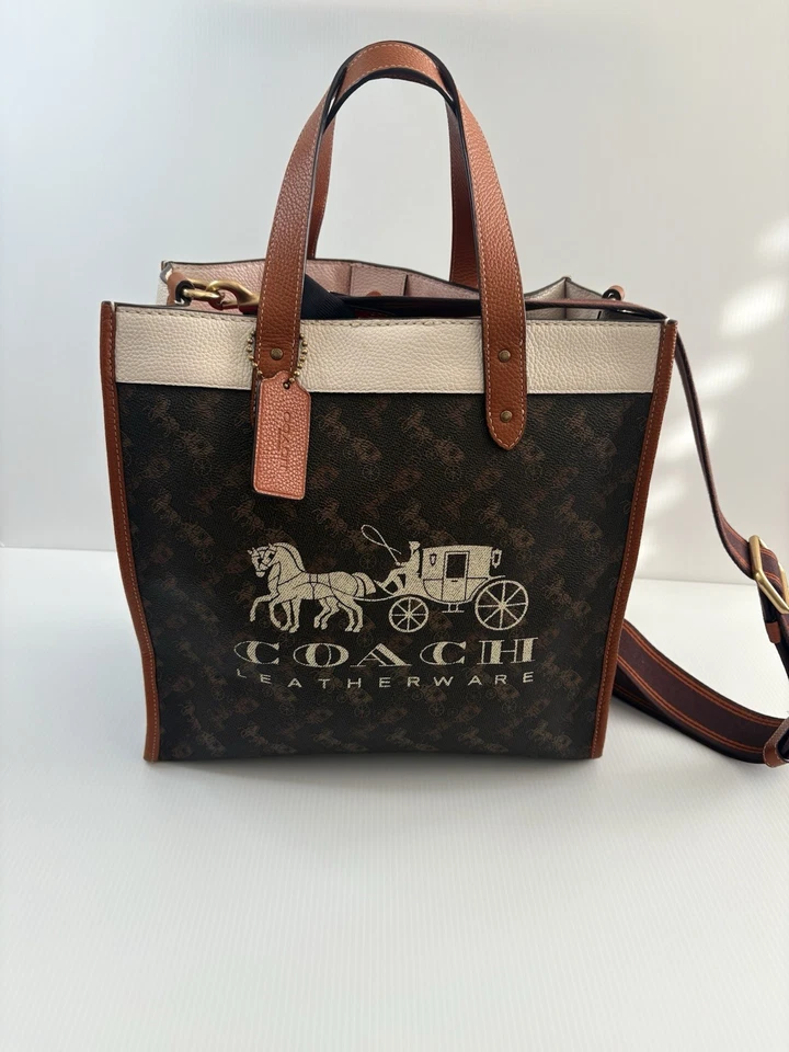 蔻驰 Field 托特包 30 英寸马车印花斜挎包琥珀色/棕色 — 第 2/4 张图片