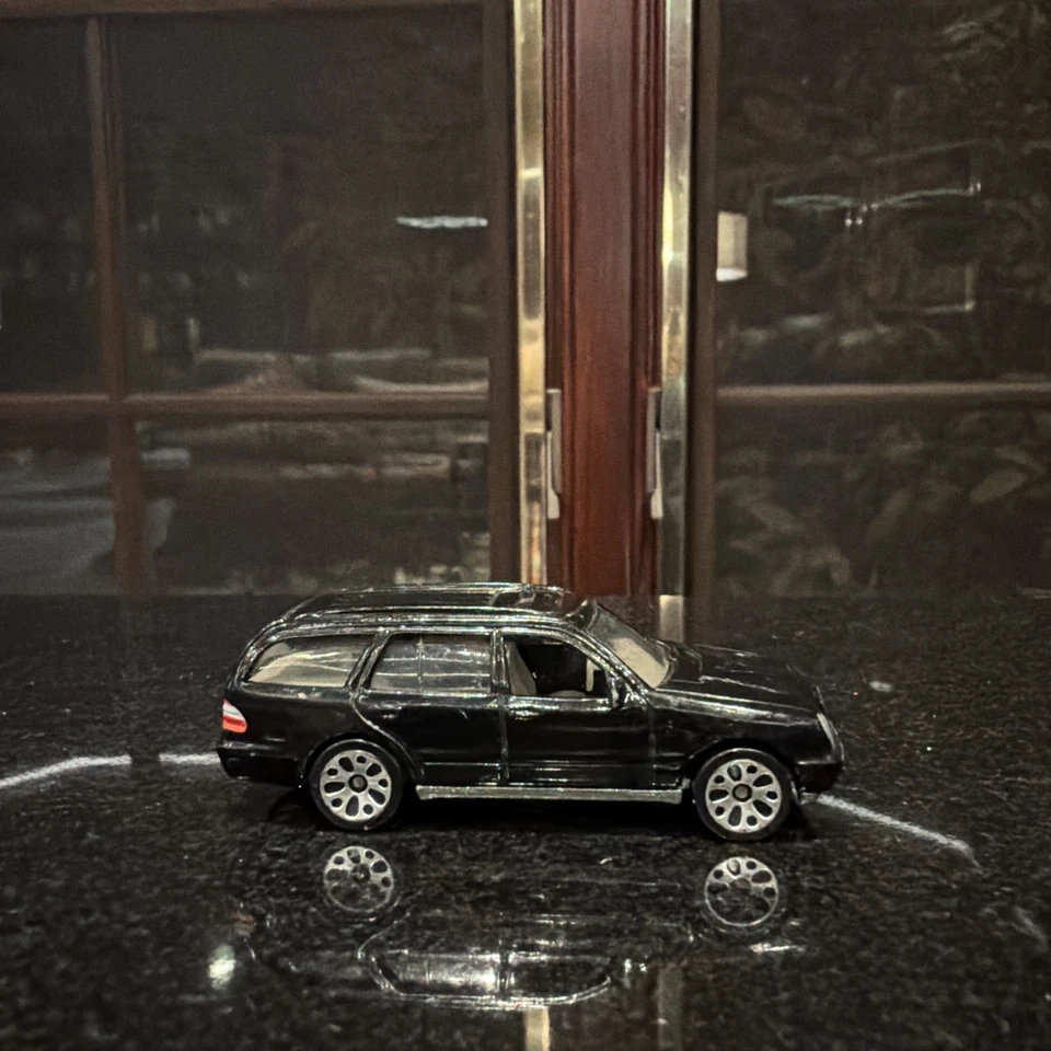 1999 Matchbox Mercedes-Benz E430 E-класса 430 S210 универсал черный с металлическим основанием  - Изображение 3 из 4