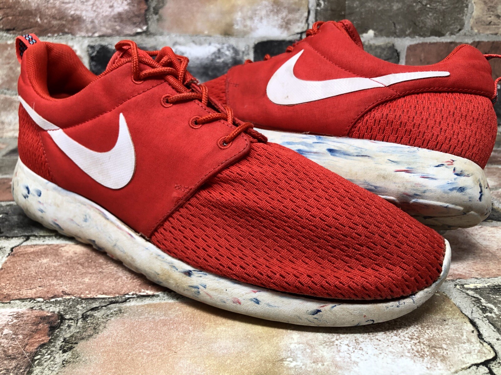 red white and blue nike roshe