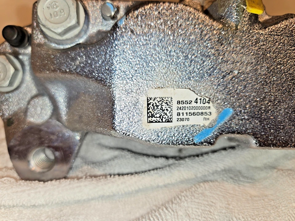 Pinza de freno delantera derecha Cadillac y GMC y Chevrolet 2019-2025 13545383 OEM GM Foto 3 de 4