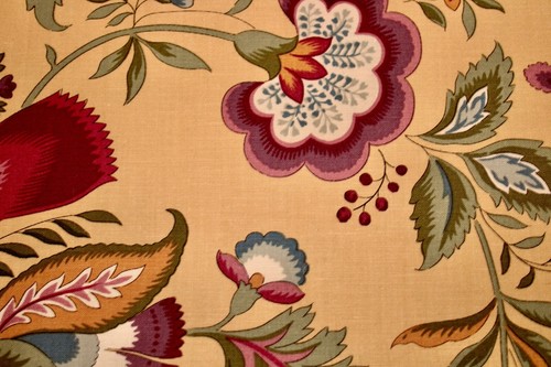 Fabric Remnant: Jay Yang Design a Tropical Floral Lg.Scale in Reds,Greens & Tans - Picture 3 of 4