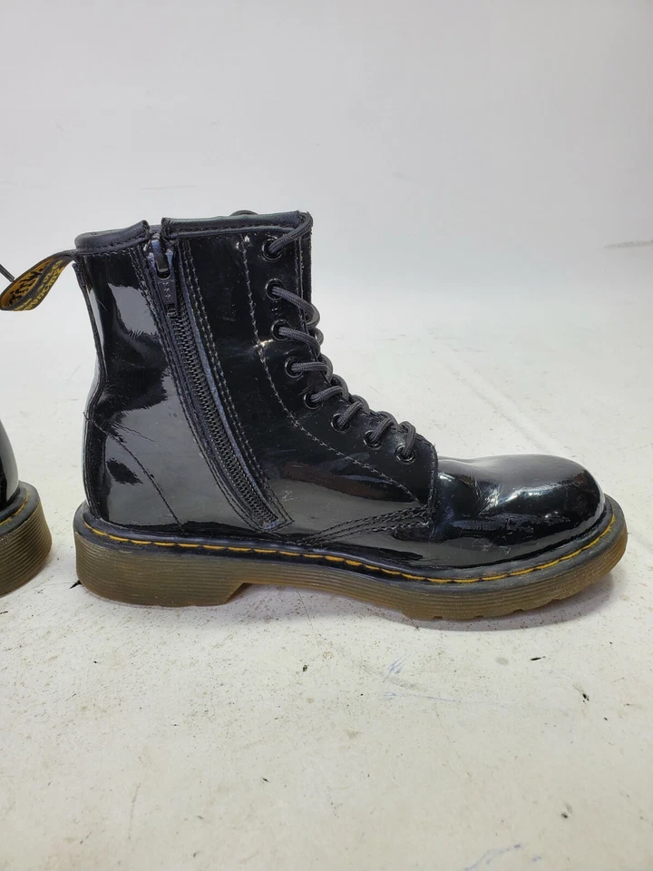 Botas de combate Dr. Martens para niños negras charol Delaney con cordones talla 2 Foto 3 de 4