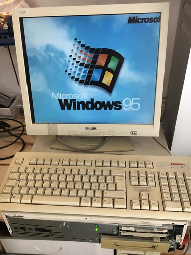 Compaq Prolinea Desktop 486DX4 Series 3076 + KEYBOARD Compaq WIN95