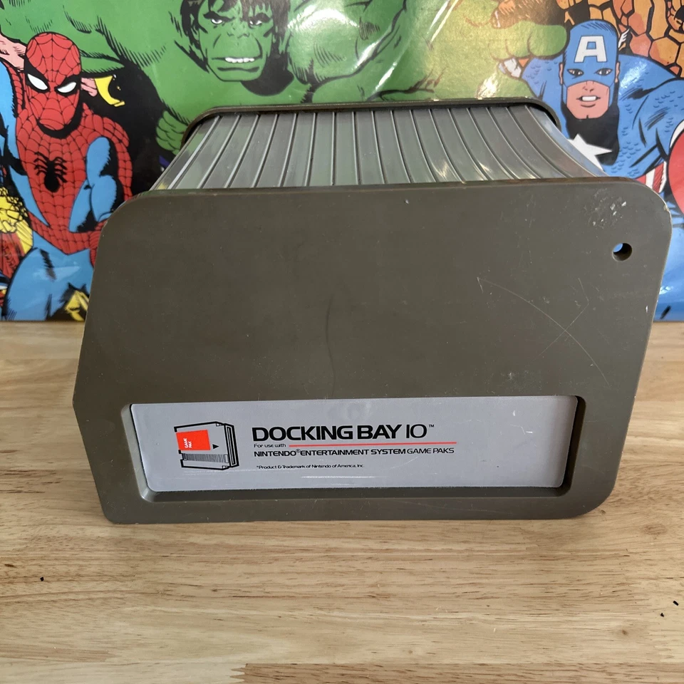 Suncom Docking Bay 10 Nintendo NES Cartucho Almacenamiento Juego Organizador Raro De Colección Foto 3 de 4