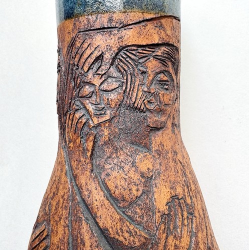 Jacqueline Biaggi Cool Modernist Studio Pottery Bottle Vase w/ Abstract Figures - Picture 8 of 14